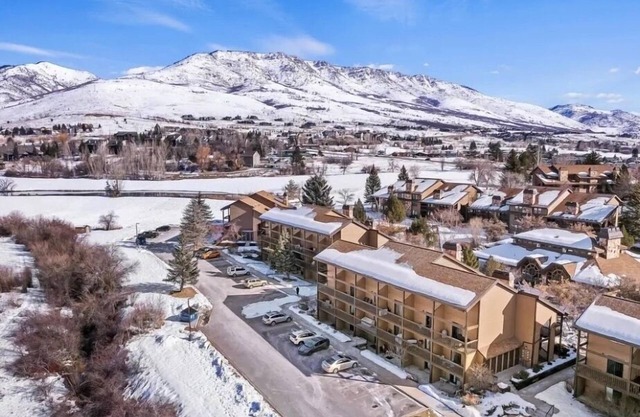 Our Happy Place - A Cozy Mountain Getaway That’s Minutes To World Class Skiing