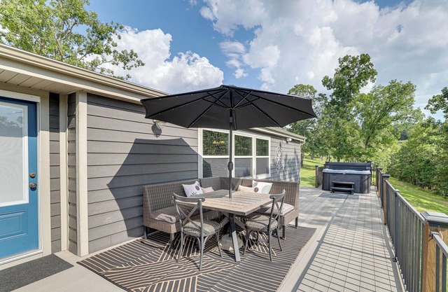 Outdoor Kitchen + Hot Tub: Table Rock Lake House