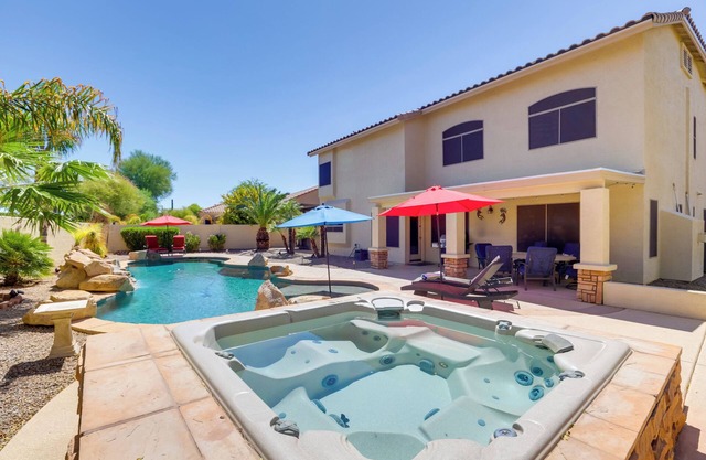 Outdoor Living Space: Sunny Retreat in Goodyear!
