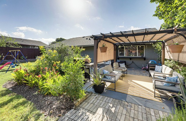 Outdoor Pool & Fire Pit: Modern Austin Home