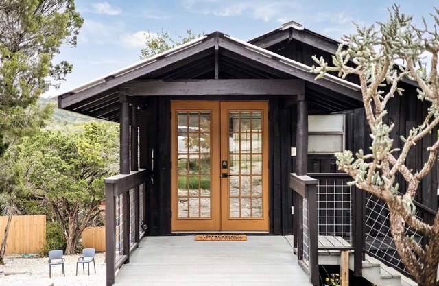 Outstanding Modern Cabin with Spectacular Outdoor and Indoor Areas in Texas