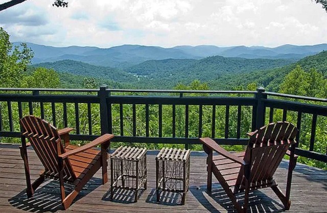 Over The Moon- Blairsville GA | 4 Bed, 3 Bath | Hot Tub | Pet Friendly | Wifi