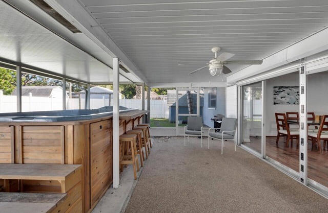 Oversized Hot Tub 6 min to Beach- Cozy Retreat
