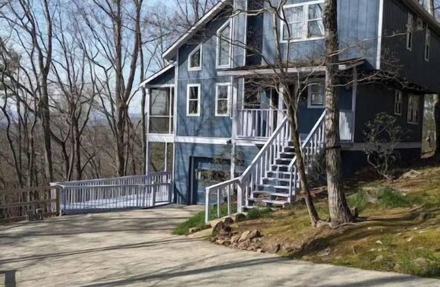 Owl Landing Treehouse retreat with firepit. 12 minutes to Helen & Clarkesville!