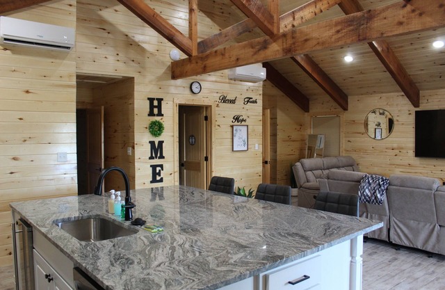 Owner's Cabin at God's Country Resort with Hot Tub and Spectacular View (2A)