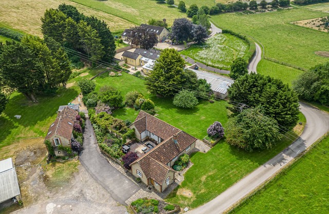 OXEN COTTAGE @ NABLES FARM, pet friendly in Upper Seagry