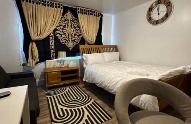 OYO Unique Guestroom - Farnworth, Easy Access to Bolton