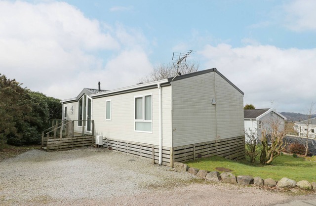 OYSTER BAY LODGE, pet friendly, with a garden in Dalbeattie