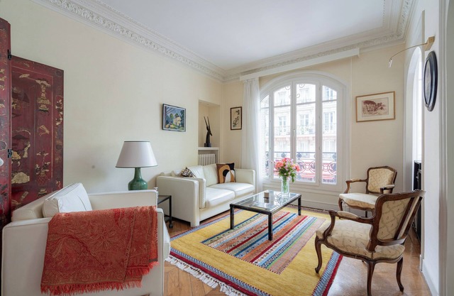 Père-Lachaise Chronicles, by Veeve