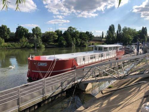 Péniche Design 115m2 sur la Seine à Proximité de Paris