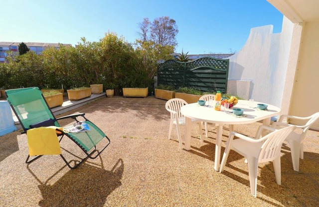 P3 ground floor terrace 6 people swimming pool garage near beach shops