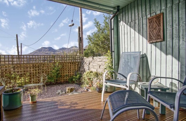 Panoramic views 3 bed, stylish central Snowdonia outskirts of historic town