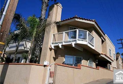 Pacific Breeze Right Next to Huntington Beach Pier! Steps from Beach!