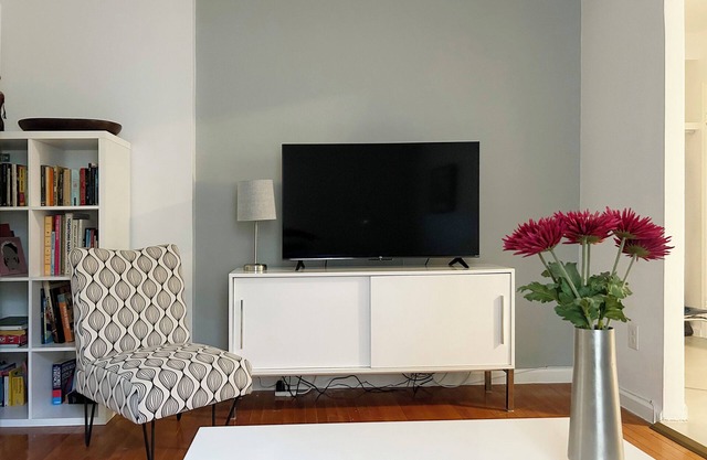 Pack Yoga Mat & Tennis Racket: Sweet Brooklyn 1BR by park + garden access & W/D!