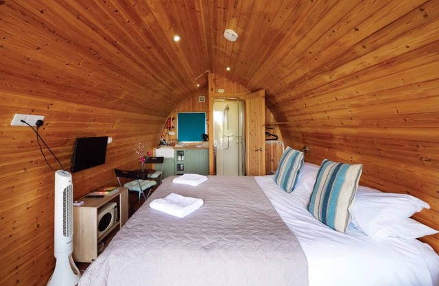 Paddock Haven Pod on the Pond Romantic Cosy Retreat for 2