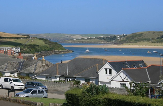 Padstow Town; Pet friendly, 3 Bedroom, 2 Bathm Bungalow & Fabulous Estuary Views
