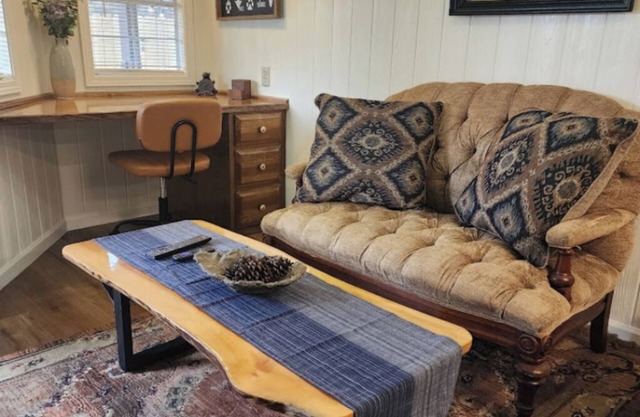 Painted Sky Homestead Cabin - cozy, quiet, and safe