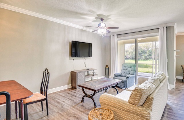 Palm Coast Townhome w/Pool Access ~ 4 Mi to Beach