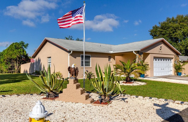Palm Harbor Pool Home! 4bd/2ba - POOL home - SLEEPS 10!