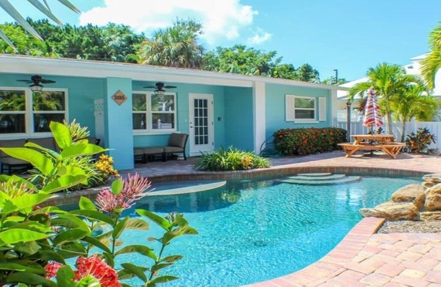 Palm Oasis East Villa, Shared Heated Salt Pool, Steps to the Beach, Ground Level