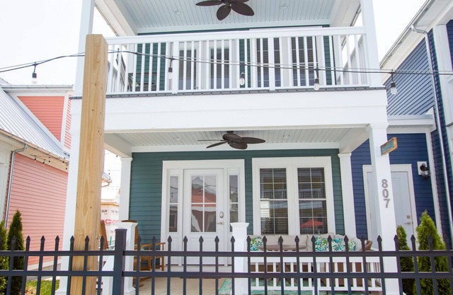 Palm Palace: 3 bed/2.5 bath Lakeside Cottage w/King Beds, Game Room & Hot Tub!