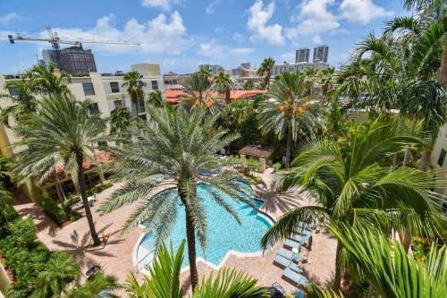 Palm Penthouse - Bright Designer Penthouse in the Heart of CityPlace