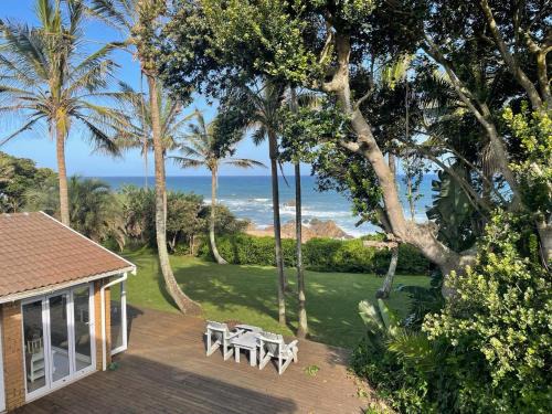 Palm Sands Beach House - 22 sleeper