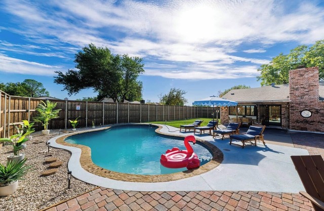 Palm Springs/Pool & Game Room!
