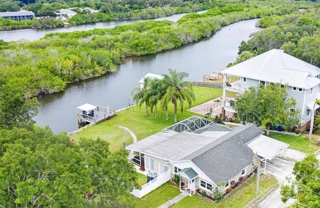 Palms Paradise. Heated Pool. Waterfront. Near Space Coast Beaches.