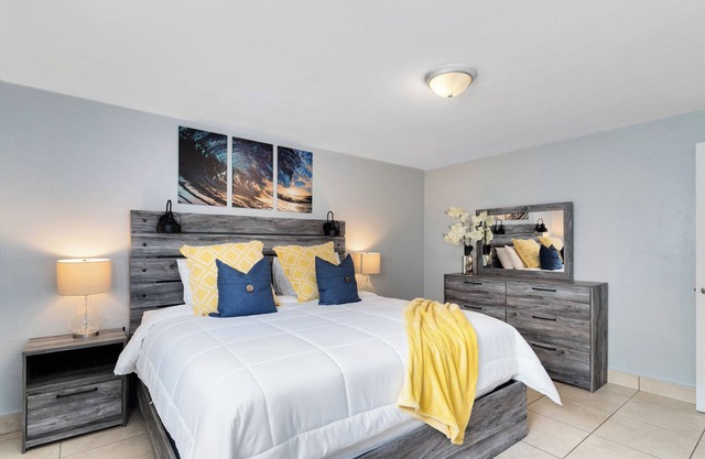 Palmside~ Walk to the beach, Pool, BBQ, Games, Gym