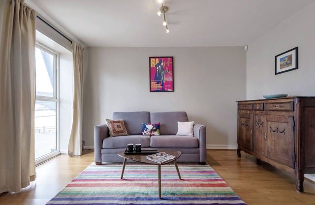 Panoramic Docklands Home