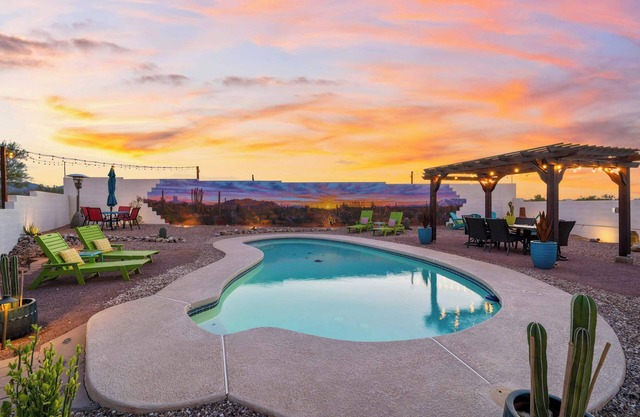 Panoramic Mountain Views, Heated Pool, 2 Kitchens