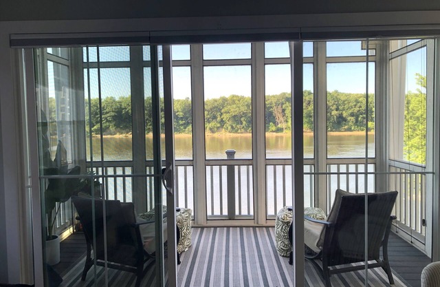 Panoramic riverfront view/King bed/5 min off I-80/Nature trails/Clean and Quiet!