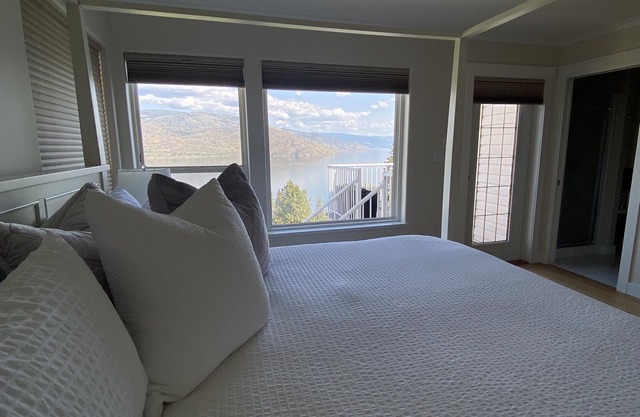 Panoramic views of Okanagan Lake! Spacious home; up to 12 guests! Chef's kitchen