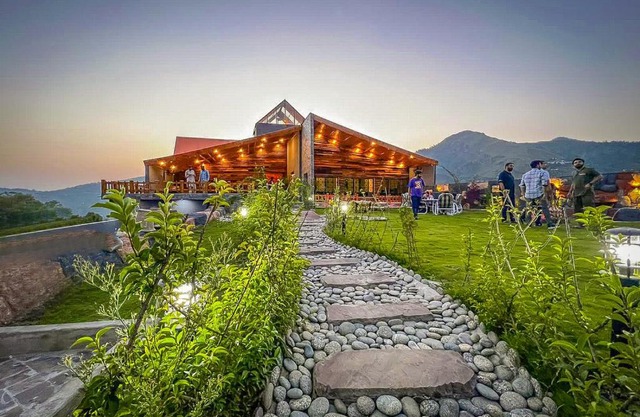 Pantara Farmhouse - Luxurious Mountain top bungalow