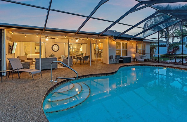 Paradise Awaits in Sunny Sarasota: 4BR, Pool, Lanai, TV: Gulfside Getaway