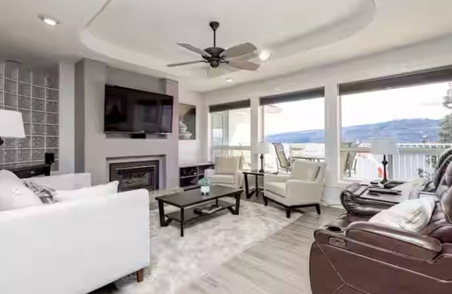 Paradise by the Laken5 bedroom 3 Bath with stunning views of the Okanagan