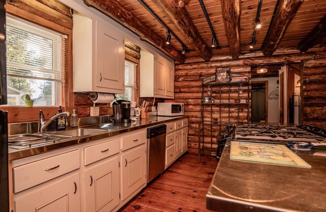 Paradise Cove Beautiful Log Cabin on Lake Gaston NC