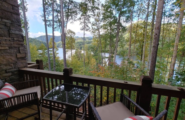 Paradise found! Escape,relax, renew and retreat to nature. Lakefront views await