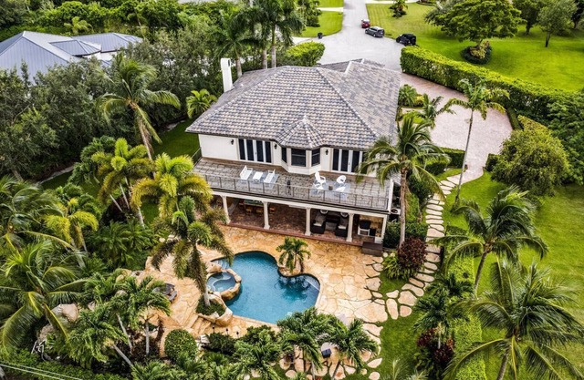 Paradise in Wellington; Luxury Elegant Pool home