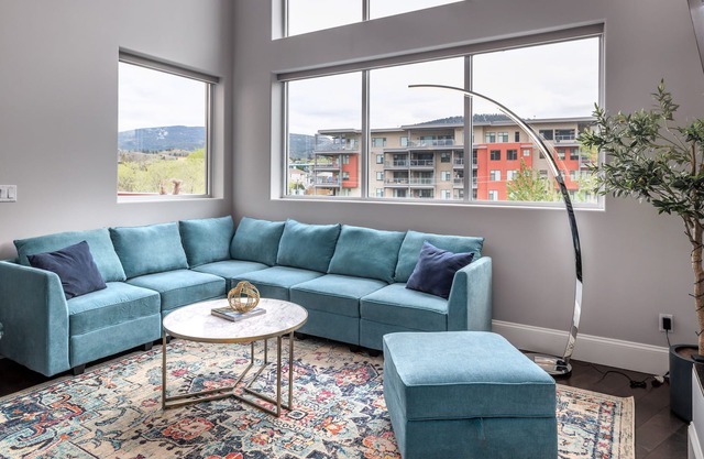 Paradise Lofts (The Oasis) - Lakeviews -1 block to the beach