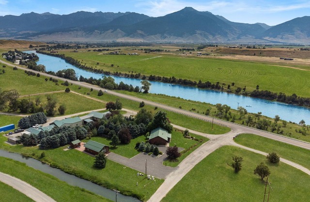 Paradise Ranch: 2 Cabins Great for Families, Wedding Guests, Montana Adventurers