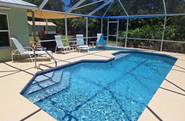 🍹🌞 Paradise Retreat! Heated Pool, Near Beaches!