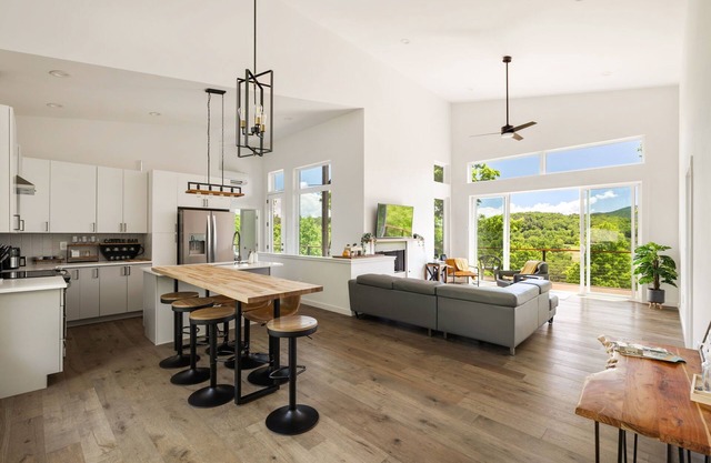 Paradise View is a 4BR/3BA retreat for 8 in the North Georgia mountains. Enjoy panoramic fall foliage, cozy screened patio, hammock, firepit, game room, and chef’s kitchen. Dog-friendly and perfect for families, groups, or remote work.