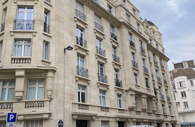 Paris 7 è, 80 m2 very bright and residential in old building quality.