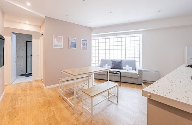 Parisian Charm 6 People, 2 bedrooms, 19th district