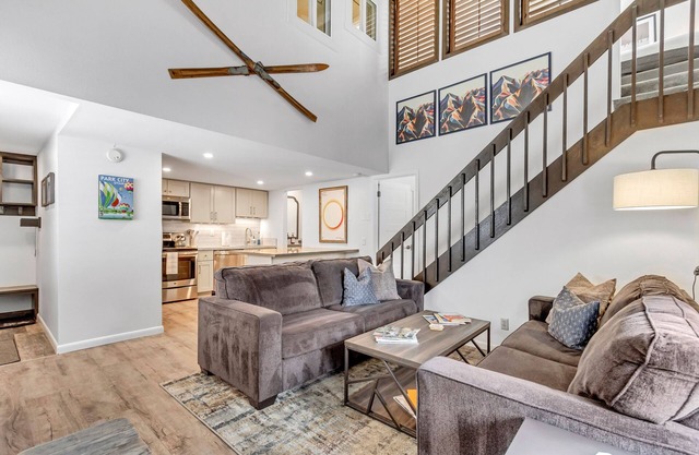 Park City/Canyons Condo. Walk to pool, hot tub, lift. Short ride to Park City.