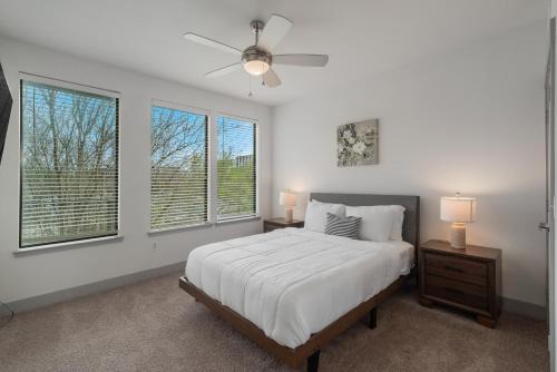 Park West 260 Modern Apt , Pool, Gym, Parking