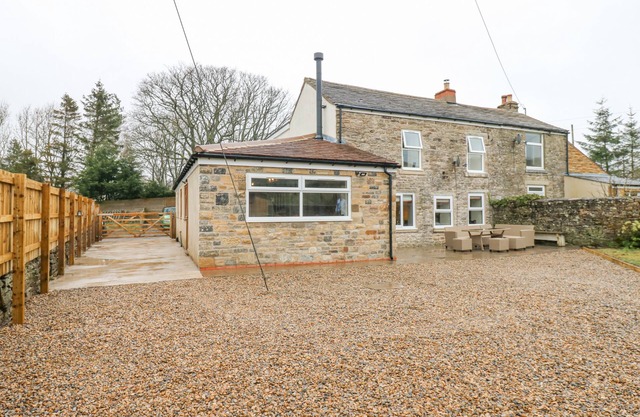 PARKERS HOUSE, pet friendly, character holiday cottage in Alston