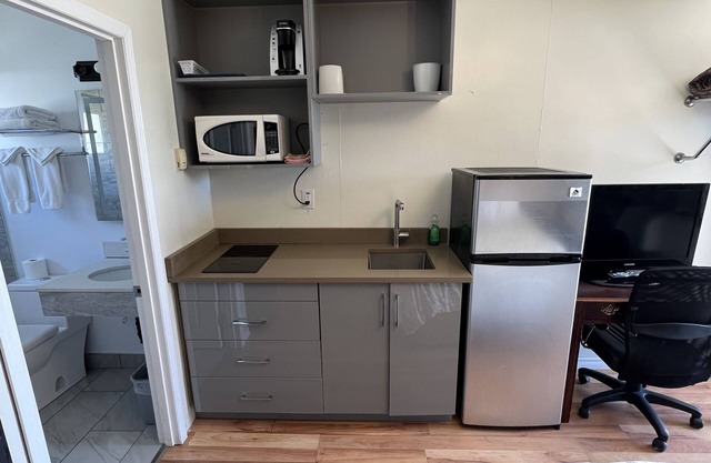 Parkway Motel & European Lodges